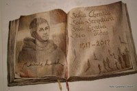 Reformáció és nők – Polgár Rózsa az Evangélikus múzeumnak adományozza Luther című alkotását