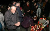Gyertyagyújtás: az agyonvert hajléktalanra emlékeztek Bogláron