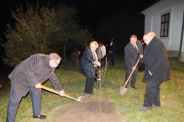 Reformátori örökségről beszéltek a nyíregyházi evangélikus templomban – Emlékfákat ültetett a Jósa András Múzeum