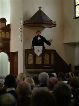A püspök prédikál