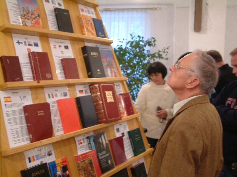 Bibel(Babel)-turm – Bibliakiállítás nyílt Pécsett – Fotókkal!