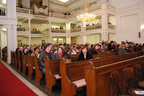 Gyülekezés a templomban