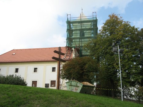 A felújítás közben – A beállványozott templomtorony