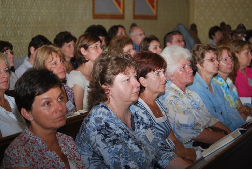 A prédikációt hallgató gyülekezet