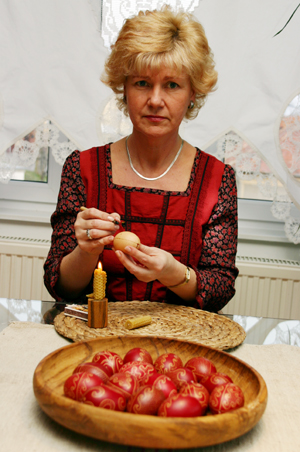 2010 hímes tojás 2010-ben, Európa kulturális fővárosában – Húsvét hétfőn látható az evangélikus Mosonyi Éva tojásíró népi iparművész kiállítása 