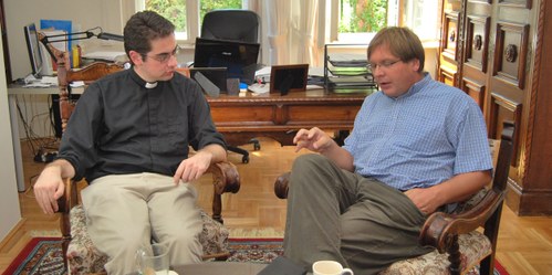 Alexander Faludy és Fabiny Tamás püspök beszélgetnek az ösztöndíjról