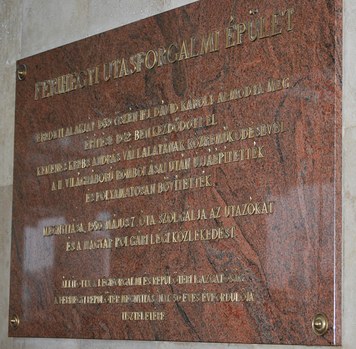 Az utasforgalmi épület táblája