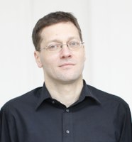 „Minden sikertörténet kudarcok sorozatából nő ki” – Negyedszázados jubileumra készül a Bohém Ragtime Jazz Band – Interjú Ittzés Tamással