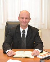 Teológia, diplomácia és biztonságpolitika – Interjú dr. Fischl Vilmossal, a MEÖT új főtitkárával