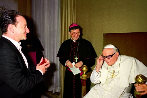 A pápa felpróbálja Bono szemüvegét