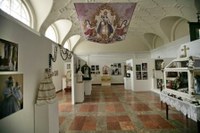 Öltöztetős Mária-szobrok, szakrális ábrázolások – kiállítás Veszprémben 