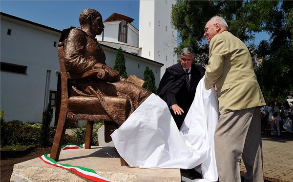 Felavatták Hegymegi Kiss Áron néhai református püspök szobrát Debrecenben