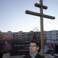 A Jobbik folytatja adventi keresztállításait