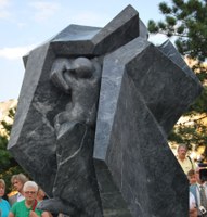 Felavatták Sztehlo Gábor lelkész szobrát