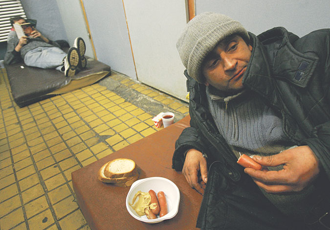 Kíméletlen hideg: túlzsúfolt hajléktalanszállók országszerte 