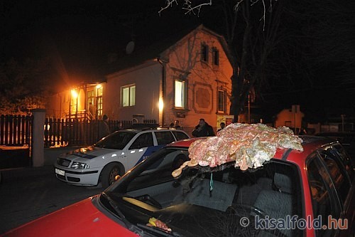 Míg imádkoztak, disznóbelet öntöttek az autóikra Győr-Újvárosban