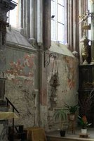 Soproni Kecske-templom: Római fal és kripták a szentély alatt 