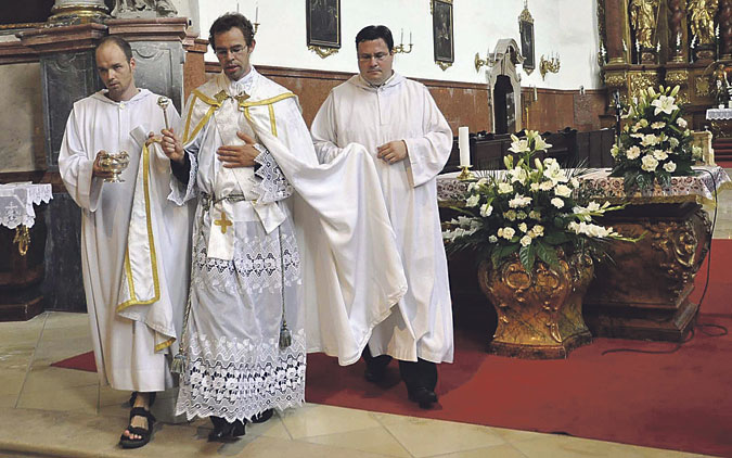 Terjedőben a tradicionális katolikus szentmisék