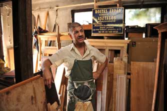 Trónust készít XVI. Benedek pápának a nágocsi restaurátor