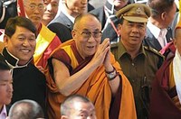 A dalai láma Tibet közelében imádkozik 