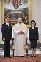 A japán kormányfőt fogadta a pápa