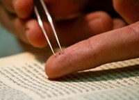 A pápa Izraelben nano-Bibliát kap ajándékba