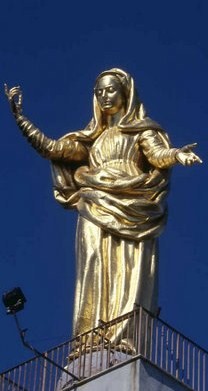 A pápa megáldotta a felújított Mária-szobrot
