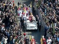 A pápamobilból köszöntötte az ünneplőket XVI. Benedek 