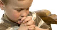 A pszichológus az ateistáknak is javasolja az imát gyermekükkel