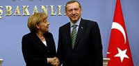 Angela Merkel törökországi látogatásakor ellátogat egy evangélikus gyülekezetbe is