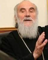 Beiktatták hivatalába a szerb ortodox egyházfőt Koszovóban