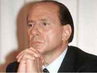 Berlusconi védelmébe vette az „iszlám hittérítésért” támadott Kadhafit