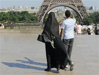 Életbe lép a törvény: tilos a burka Franciaországban