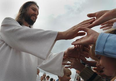 Ezrek követik a szibériai Jézust