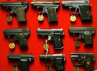 Fegyver-demonstráció egy amerikai templomban 