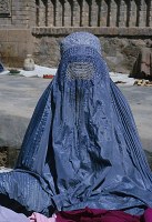 Franciaországban elfogadták a burka tilalmát