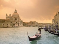 Katolikus kezdeményezésre: Leszoktatná lakosait Velence a palackozott ásványvízről