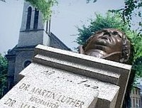 Ledöntötték Luther Márton szabadkai szobrát
