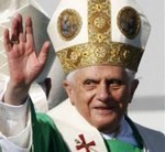 Leváltotta bevándorlási miniszterét a pápa