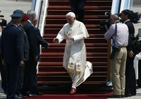 Megérkezett Izraelbe a pápa
