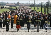 Megrendítő békemenet Auschwitzban