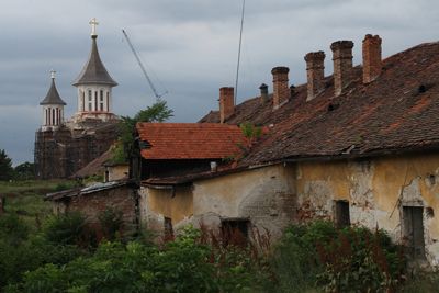 Nagyvárad: maradnak a királyok az aszfalt alatt 