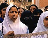 Nevelt lánya megkeresztelkedéséért elbocsátották 