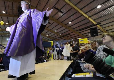 Papok mutatták be a legújabb egyházi ruha trendet