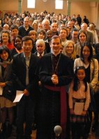 Szentmise az újonnan keresztelteknek Londonban 