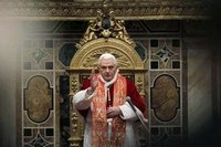 Újszülötteket keresztelt meg XVI. Benedek pápa