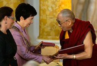 Varsó díszpolgára lett a dalai láma