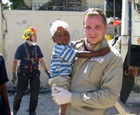 A református orvoscsoport a Haiti reptéren és az utcákon segít