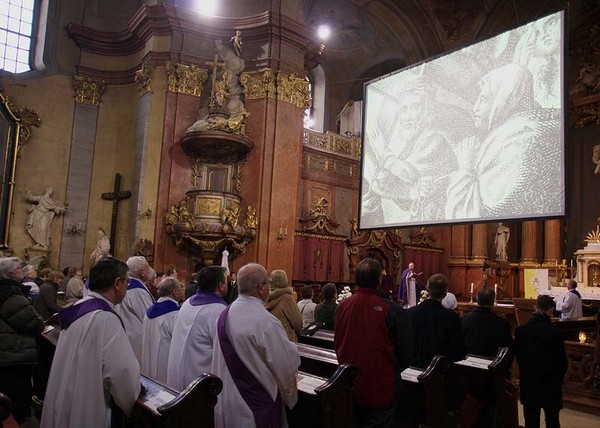 A szolidaritás keresztútját járják Székesfehérváron