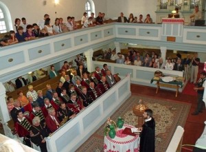 A szőlő és a bor kultúrájának felkarolása – borlovag avatás balatonkenesei református templomban 